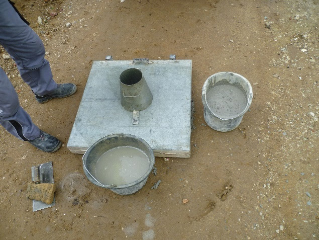 Badanie konsystencji mieszanki betonowej metodą stolika rozpływowego (fot. arch. Huesker)