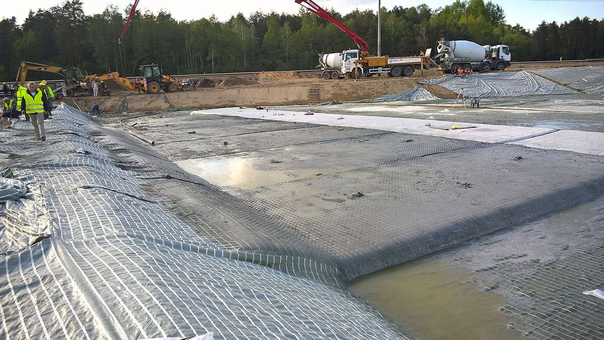 Panele Incomat Standard w trakcie wypełniania mieszanką betonową